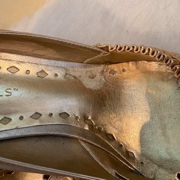 BCBGIRLS Gold Tone Pumps Heels Bow and Ruched Front Pointy Toe Leather - Picture 5 of 10